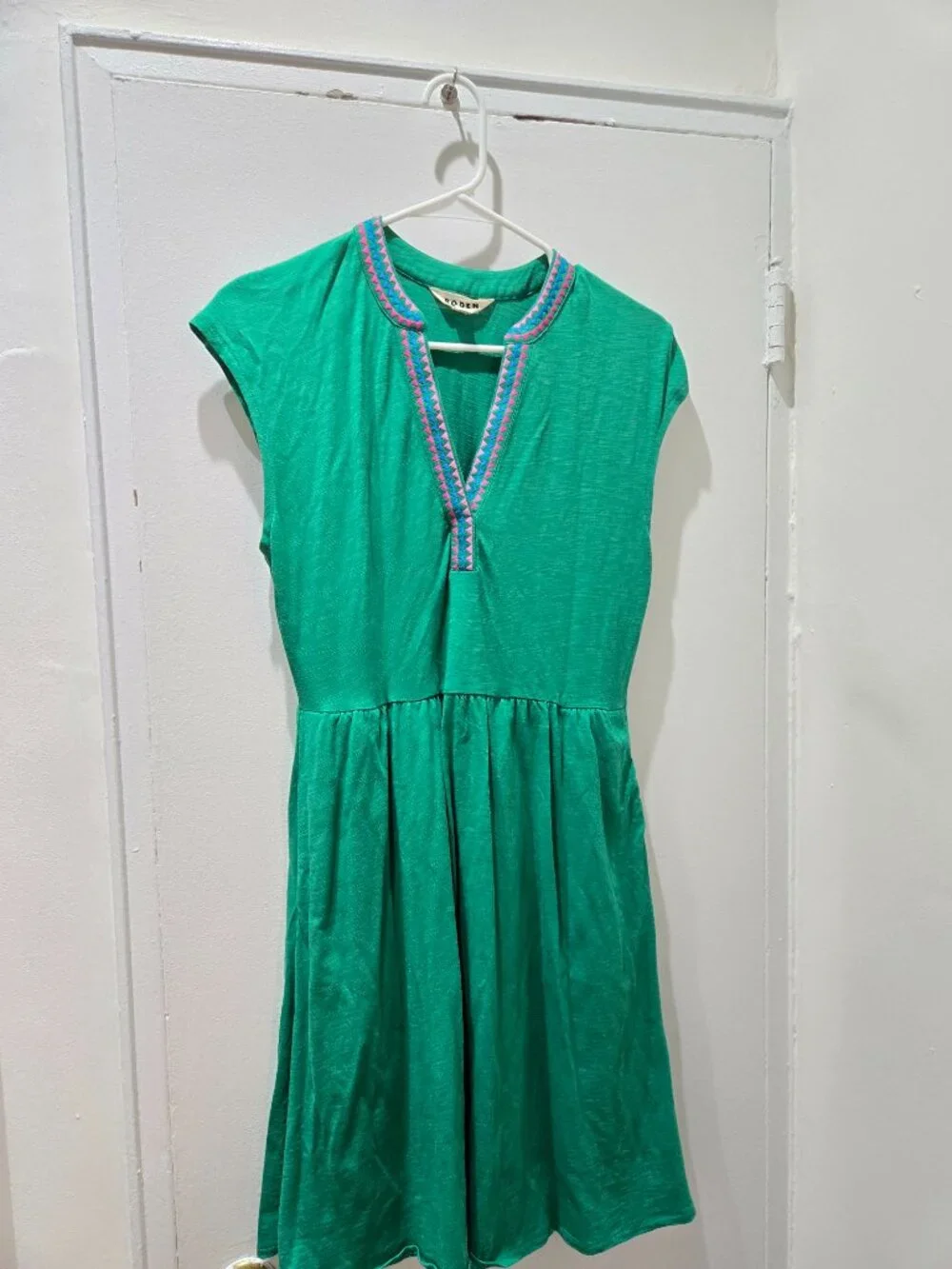 Boden: Chloe Embroidered Short Dress in Rich Emerald - Picture 4 of 7